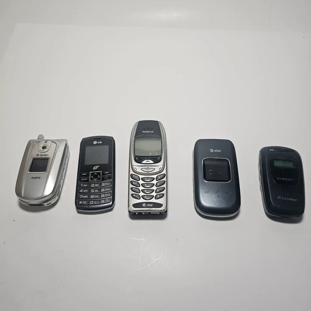 Flip Phone And Vintage Phones. Motorola Nokia Samsung LG Lot Of 5